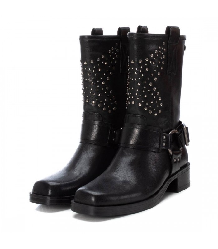 Botas negras motoristas con tachas y estribo.
