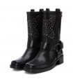 Botas negras motoristas con tachas y estribo.