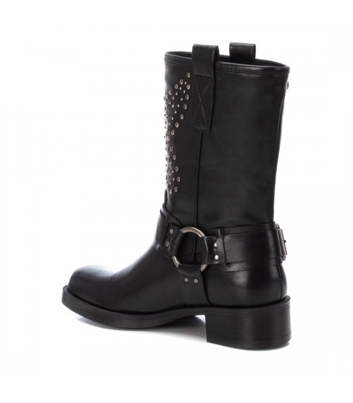 Botas negras motoristas con tachas y estribo.