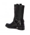 Botas negras motoristas con tachas y estribo.