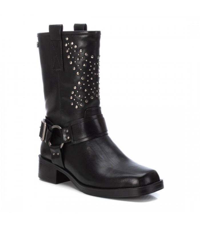 Botas negras motoristas con tachas y estribo.