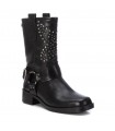 Botas negras motoristas con tachas y estribo.