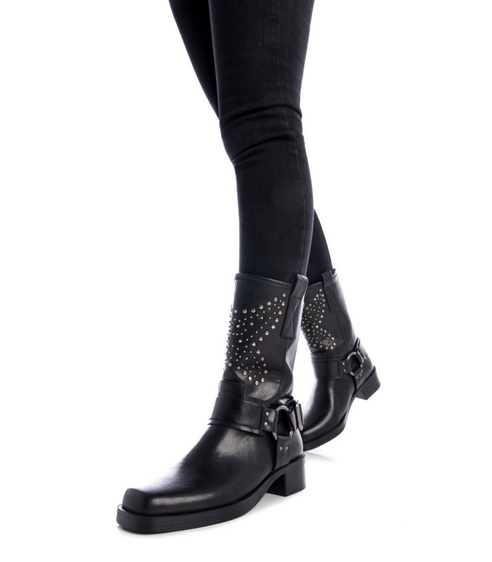 Botas negras motoristas con tachas y estribo.