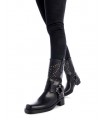 Botas negras motoristas con tachas y estribo.