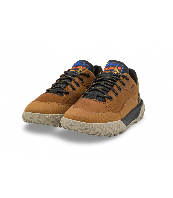 Deportivos marrones con cordones. Piel engrasada.