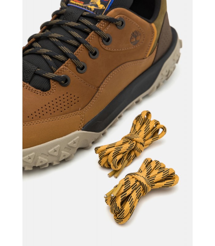 Deportivos marrones con cordones. Piel engrasada.
