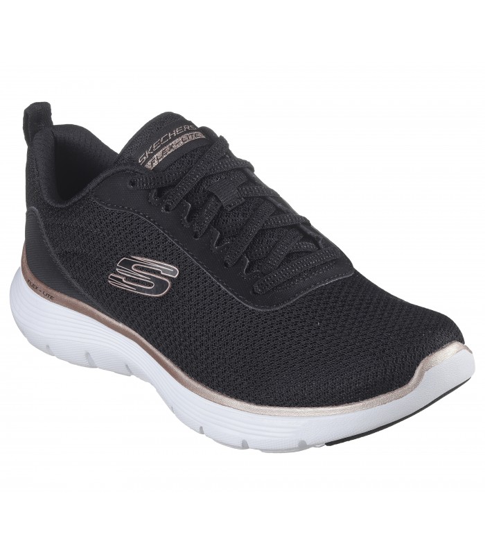 Deportivo Skechers en color negro con cierre de cordones y suela blanca.
