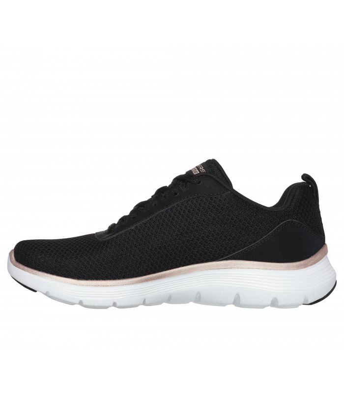 Deportivo Skechers en color negro con cierre de cordones y suela blanca.