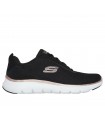 Deportivo Skechers en color negro con cierre de cordones y suela blanca.