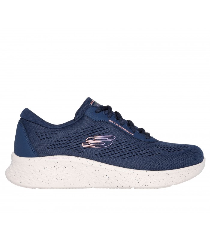 Deportivo Skechers en color azul marino con cierre de cordones.