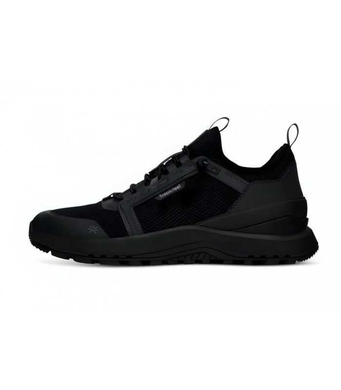 Deportivo negro con cordones. Todoterreno, resistente al agua.