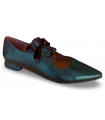 Zapato salón con cordones en piel negra.