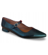 Zapato salón negro con pulsera.