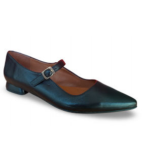 Zapato salón negro con pulsera.