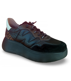Deportivo negro con plataforma. Cordones, detalles animal print.