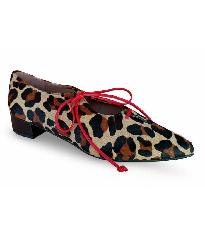 Zapato para mujer con corte estampado de jaguar.