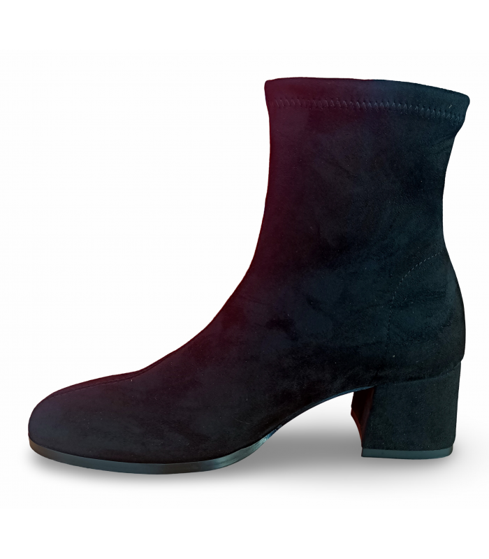 Botines de tacón medio con corte elástico en color negro.