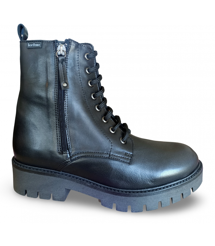 Botines con cordones y cremallera en color negro.