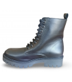 Botines con cordones y cremallera en color negro.