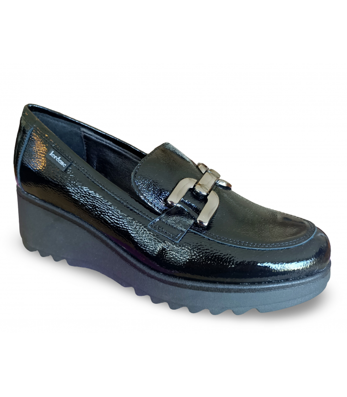 Mocasines de cuña con estribo en color negro.