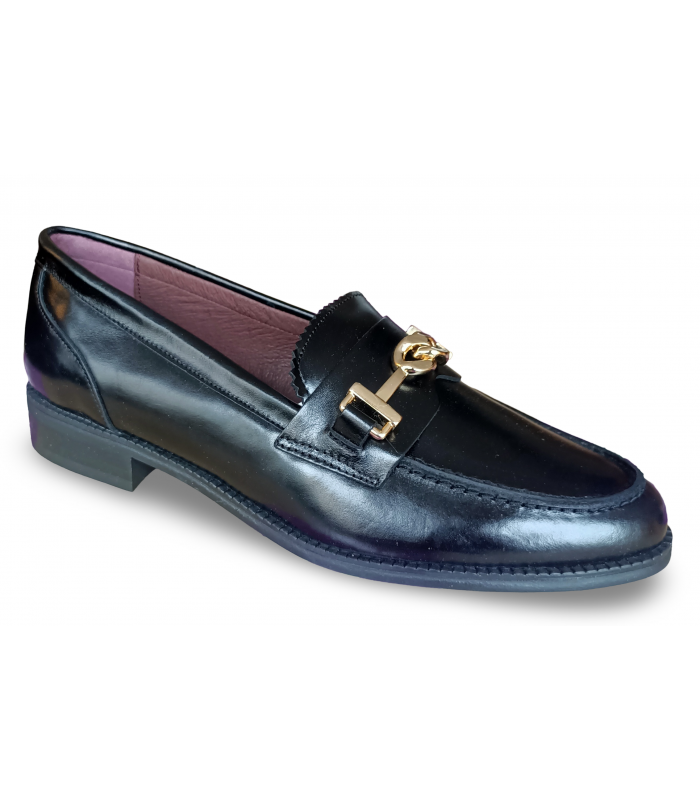 Mocasín plano con adorno dorado en negro.