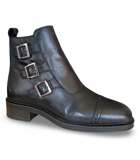 Botines con tres hebillas en color negro.