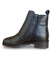 Botines con tres hebillas en color negro.