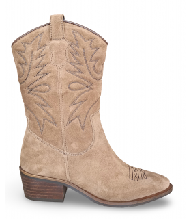 Botas camperas bordadas en color taupe.
