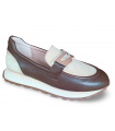 Mocasines con adorno en color beig.