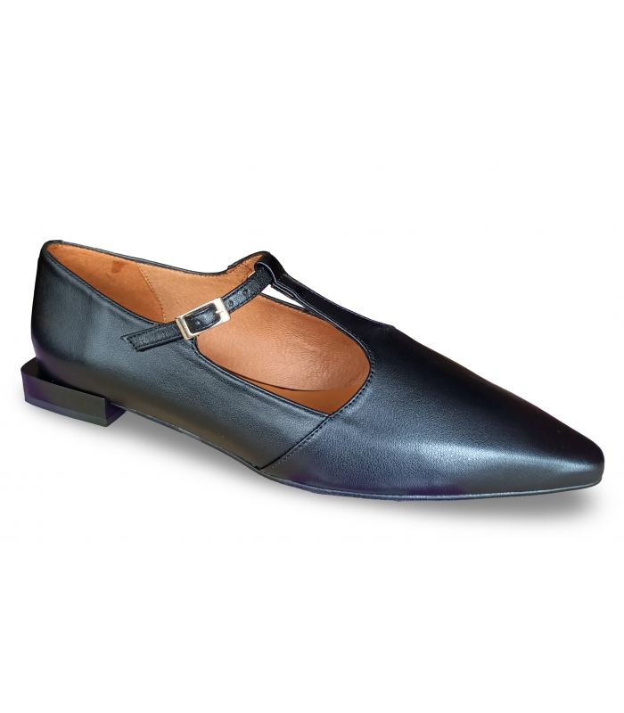 Zapato plano en piel negra con hebilla.