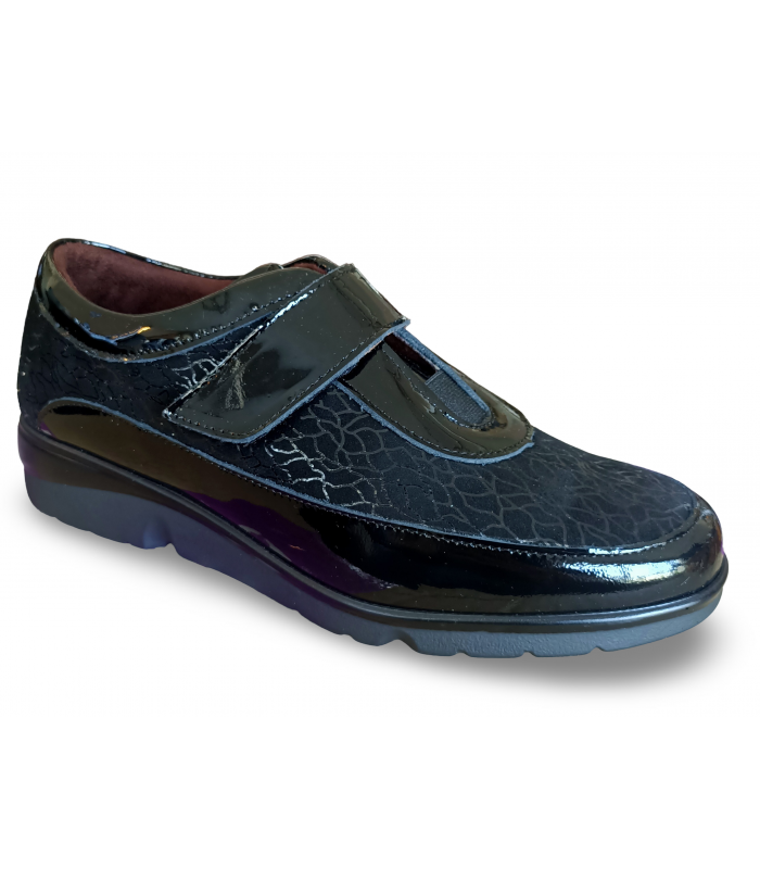 Zapato de charol con velcro.