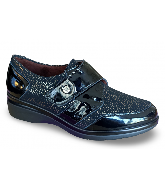 Zapato con velcro en piel.