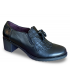 Zapato con borlas y tacón.