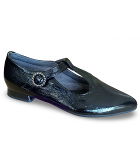 Zapato vestir con hebilla.