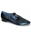 Zapato vestir con hebilla.