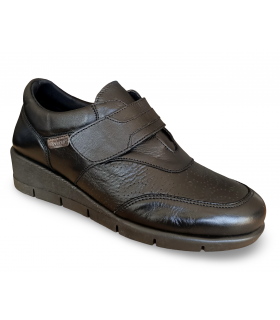 Zapatos de confort en piel negra con velcro lateral.