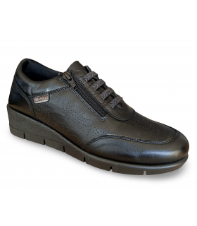 Zapatos en piel y charol negro con cierre de velcro lateral.