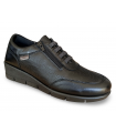 Zapatos en piel y charol negro con cierre de velcro lateral.