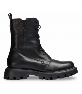 Botines negros militares con plataforma. Piel natural grabada.