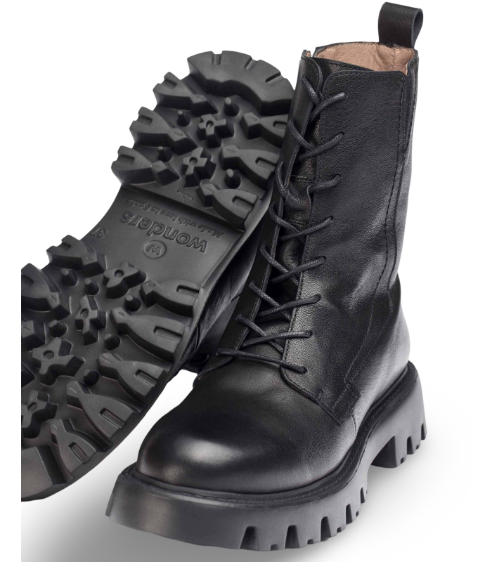 Botines negros militares con plataforma. Piel natural grabada.