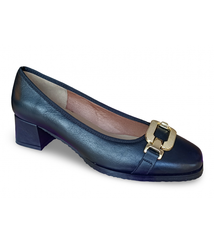 Zapato corte salón con adorno dorado en negro.