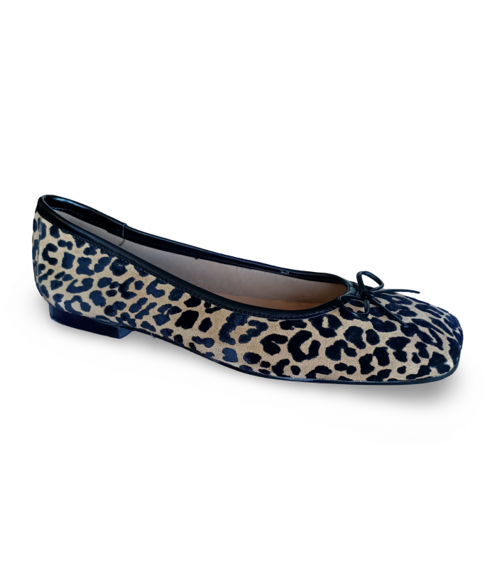 Francesita con lazo y estampado leopardo.
