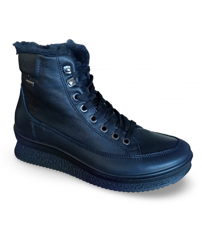 Botines de serraje con cordones en color negro.