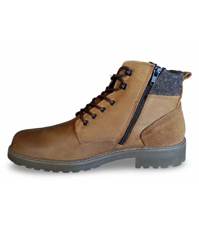 Botas de piel con cordones en color cuero.