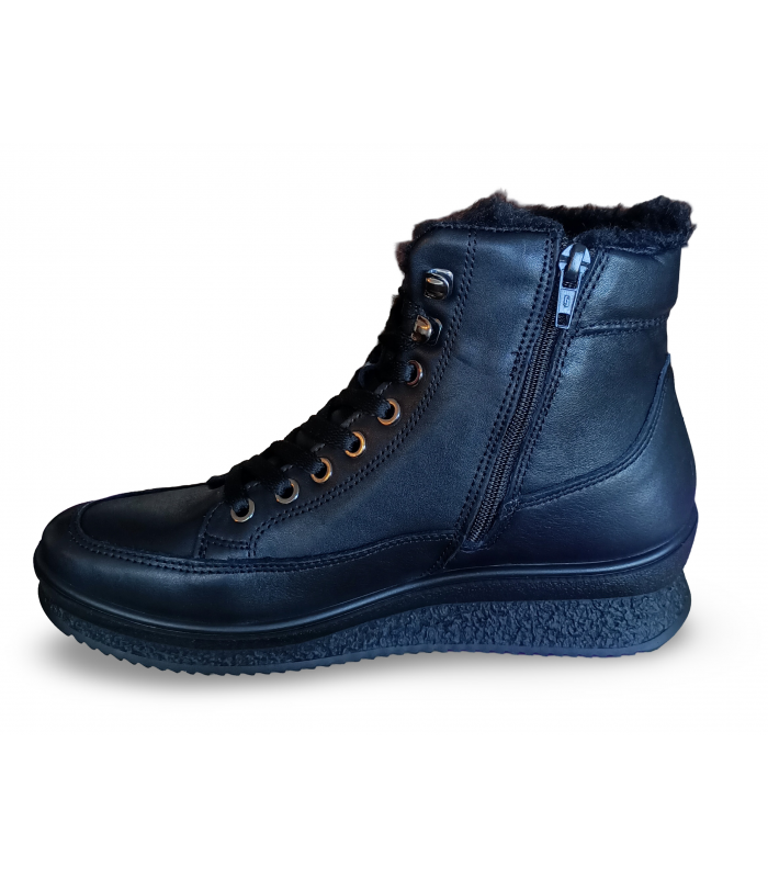 Botines de serraje con cordones en color negro.