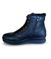Botines de serraje con cordones en color negro.