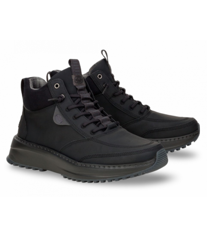 Bota de cordones en color negro.