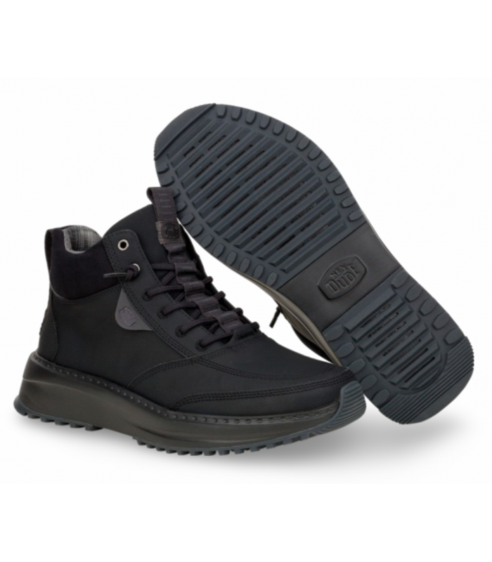 Bota de cordones en color negro.
