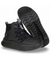Botines con cierre de cordones en color negro.