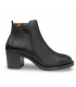 Botines clásicos en piel negra con tacón de media altura.